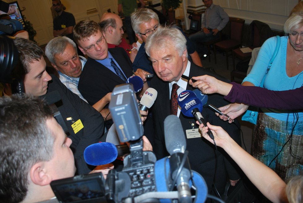 Poslanec Miloš Melčák se okamžitě po prvním kole jednání Ústavního soudu ositl v obležení všech přítomných novinářů