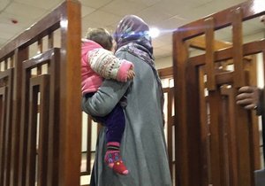 Francouzká matka Mélina Boughedirová u soudu v Iráku: Hrozil jí trest smrti, dostala doživotí