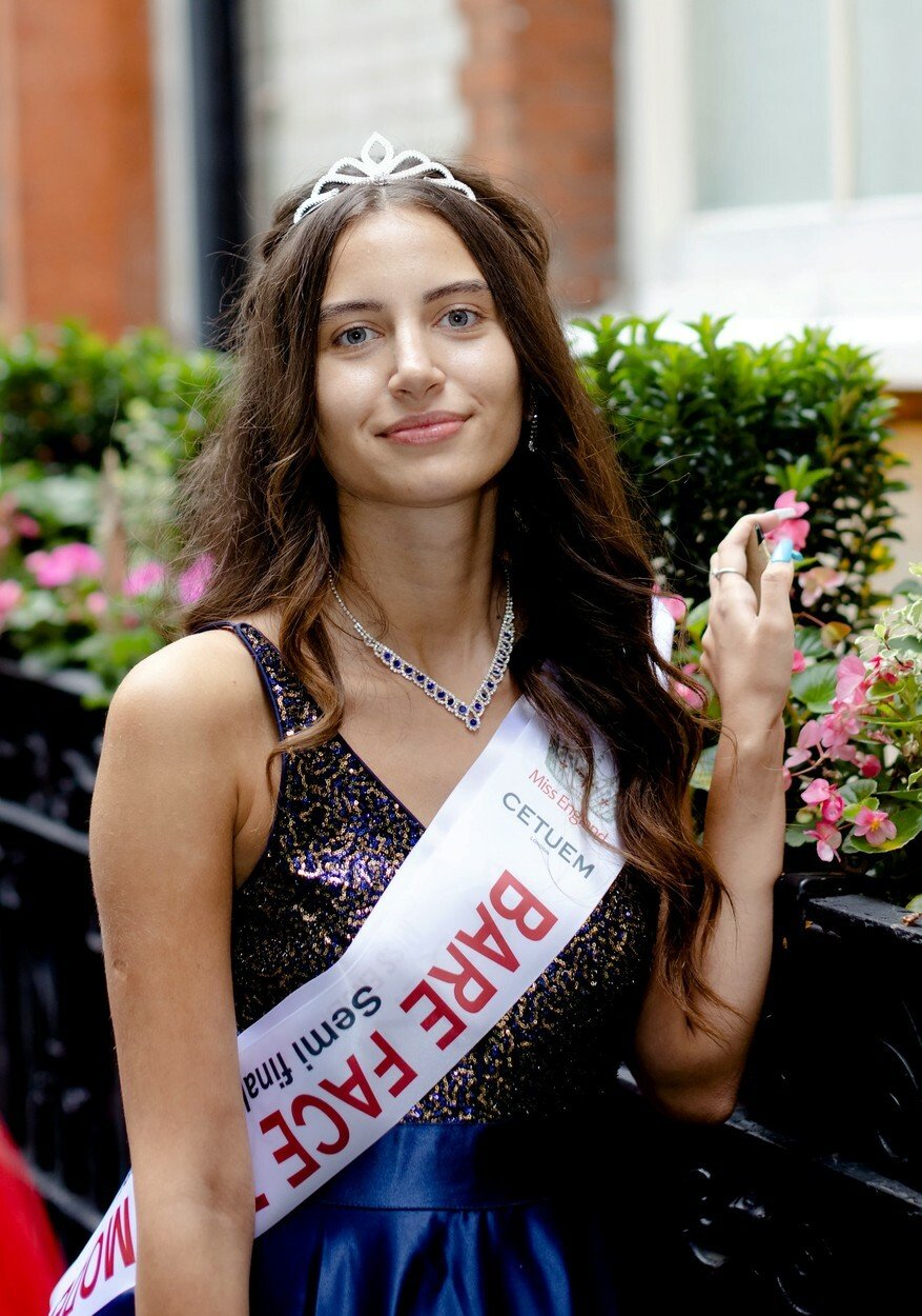 Melisa Raouf se do finále Miss Anglie dostala i bez make-upu