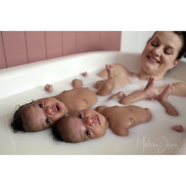 Australská fotografka Melissa Jean Wilbraham zachycuje těhotné ženy, příchody nových dětí na svět a intimní chvíle maminek s miminky.