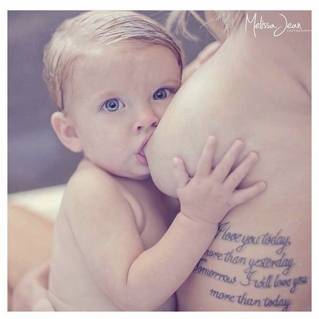 Australská fotografka Melissa Jean Wilbraham zachycuje těhotné ženy, příchody nových dětí na svět a intimní chvíle maminek s miminky.