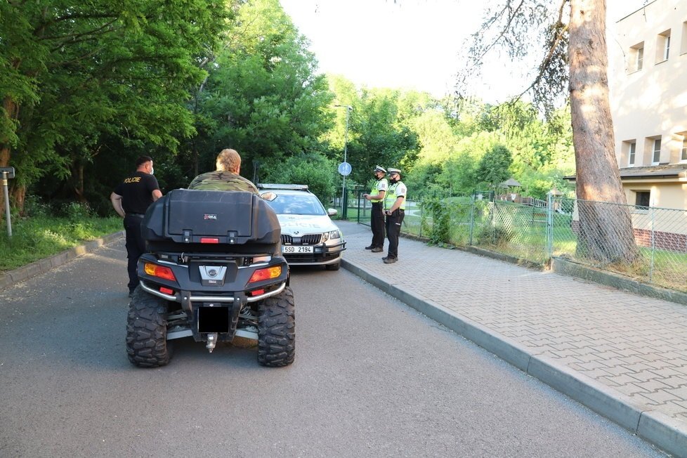 Po miminku pátral i dobrovolník na čtyřkolce.