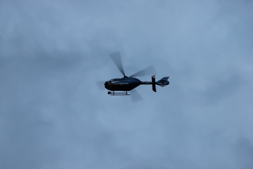 Pátrání po miminku se zúčastnila i policejní helikoptéra.