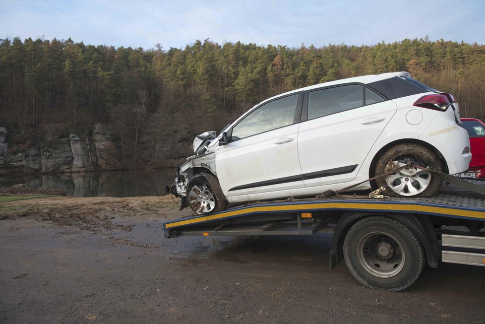 Auto s posádkou vjelo na Mělnicku do rybníka