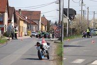 Policistu na Mělnicku srazil motorkář: Otevřená zlomenina obou nohou!