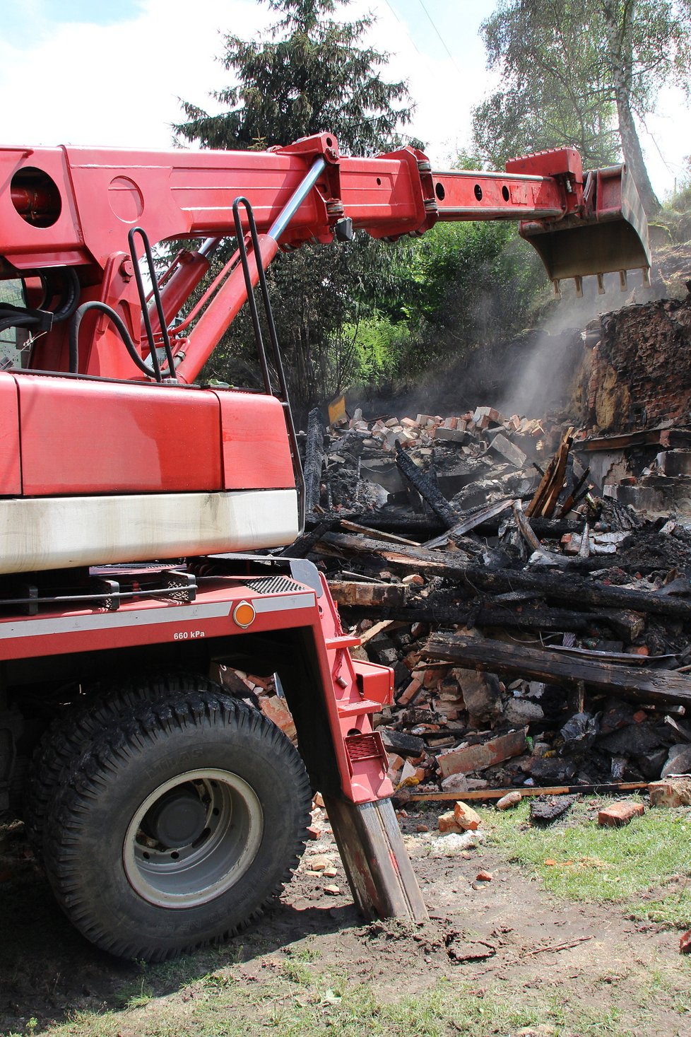 Výbuch plynu a následný požár rodinného domu na Mělnicku