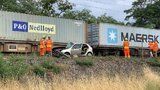Vlak  na přejezdu v Mělníku sešrotoval půlku auta: Pro zraněnou řidičku letěl vrtulník