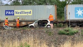 V Mělníku se srazil vlak s osobním autem. Řidička skončila v bezvědomí