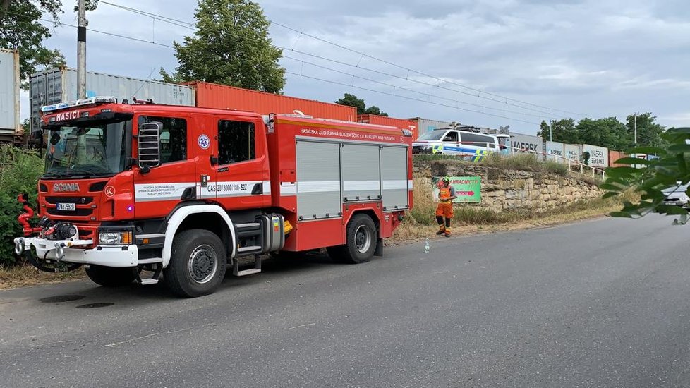 V Mělníku se srazil vlak s osobním autem. Řidička skončila v bezvědomí