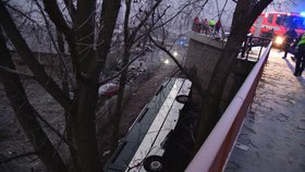Autobus se u Mělníka zřítil z mostu