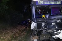 Šílená hecovačka tří aut u Mělníka?! Řidič (21) čelně napálil do autobusu! Předjížděli se v protisměru, říká autobusák