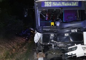 Čelní srážka s autobusem jen zázrakem neskončila obrovskou tragédií.