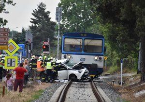 V Neratovicích došlo 4. 6. ke střetu vlaku s osobním automobilem. Poraněnou ženu musel do ÚVN transportovat vrtulník.