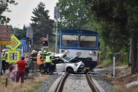 V Neratovicích smetl vlak auto. Není to první nehoda na nebezpečném přejezdu