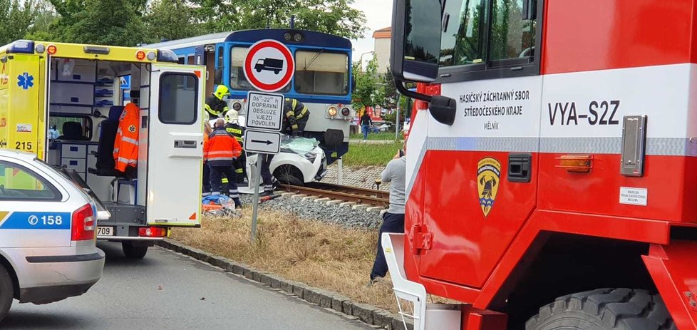 V Neratovicích došlo 4. 6. ke střetu vlaku s osobním automobilem. Poraněnou ženu musel do ÚVN transportovat vrtulník.