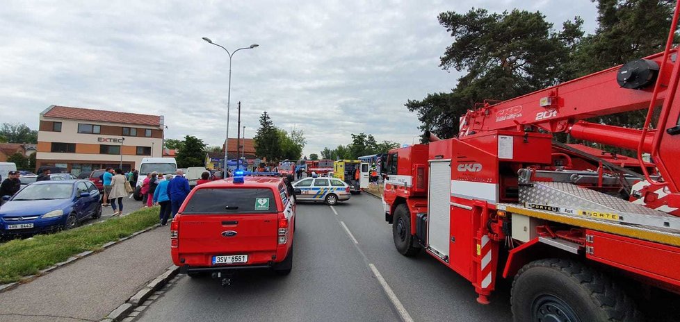 V Neratovicích došlo 4. 6. ke střetu vlaku s osobním automobilem. Poraněnou ženu musel do ÚVN transportovat vrtulník.