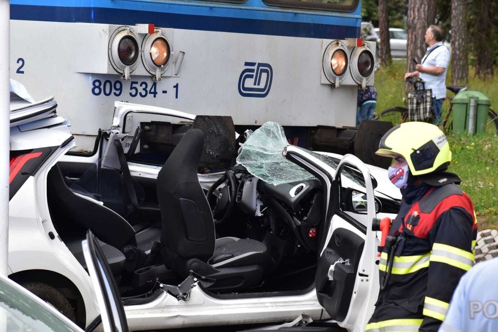 V Neratovicích došlo 4. 6. ke střetu vlaku s osobním automobilem. Poraněnou ženu musel do ÚVN transportovat vrtulník.