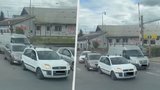 Šílené záběry z Mělníka: Řidiči na přejezdu riskovali život