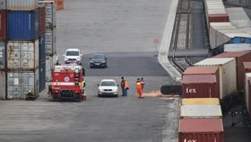 V přístavu v Mělníku se na vlečce srazily vlaky. Při nehodě se zranil strojvedoucí.