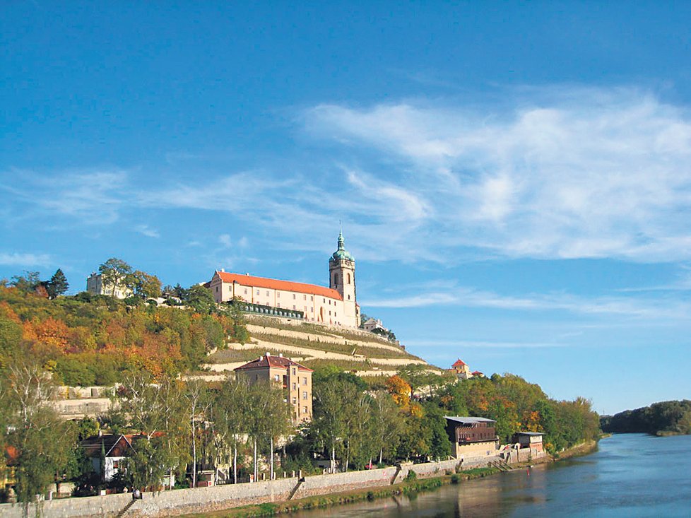 7. Zámek Mělník - V roce 1452 byl hrad přestavěn v renesanční zámek a současně se vybudovalo také nové severní křídlo s věží a arkádami. Vyrazte na ochutnávku vín do zámeckého sklepení. Otevřeno: duben-září: 9:30-18; říjen-březen: 9:30-17 Vstupné: dospělí 90 Kč, děti do 12 let zdarma Tel.: 315 622 121