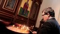 Ministr obrany Alexandr Vondra zapaluje svíčku na památku popravených