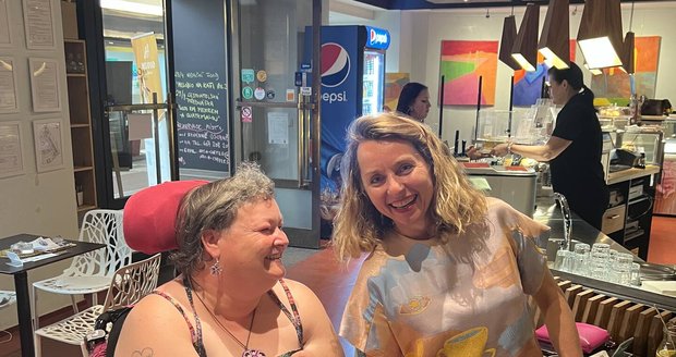 Šimona Mašková y la cliente Karin Bučková. Šimona Mašková y la cliente Karin Bučková.