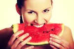 Jedním z nejlepších jídel, která vás zbaví PMS, je červený meloun. V létě ideální!