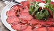 Carpaccio z hovězího masa je původem italskou delikatesou