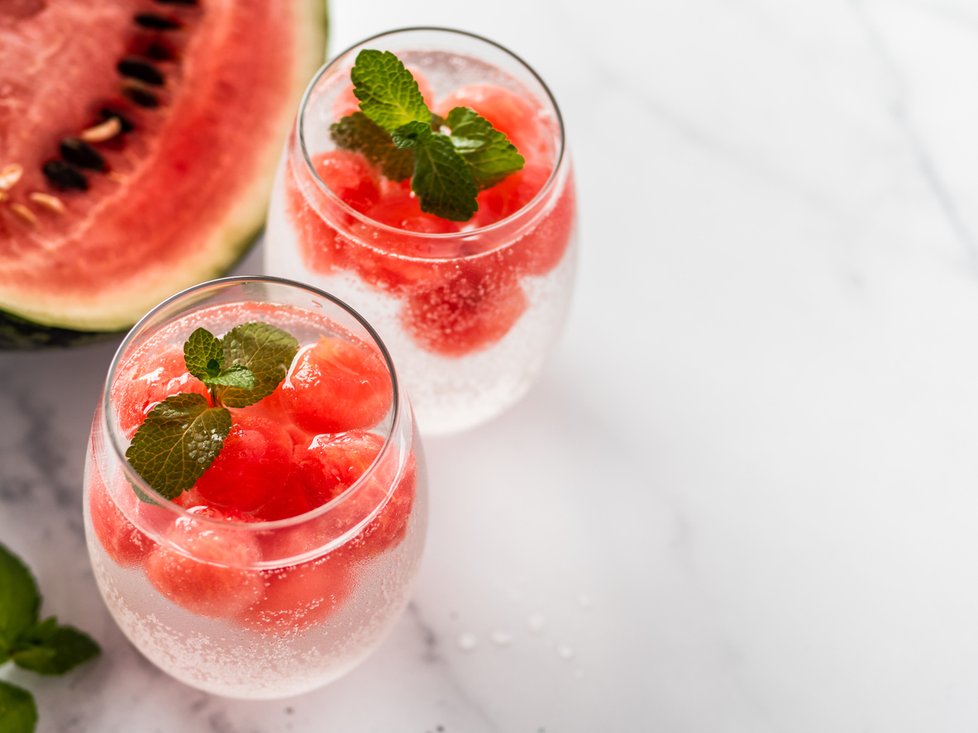 Chcete tip na dietní drink? Přidejte do sklenice s perlivou vodou kousky melounu a pár snítek máty.