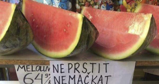 Neprstěte nám meloun, prosí prodejci zeleniny v Praze.