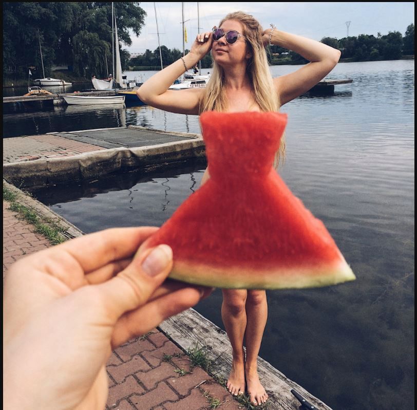 Výzva se skrývá pod heslem watermelon dress, tedy melounové šaty.