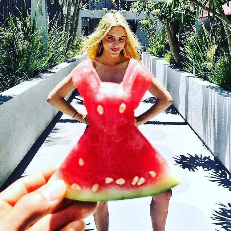 Výzva se skrývá pod heslem watermelon dress, tedy melounové šaty.