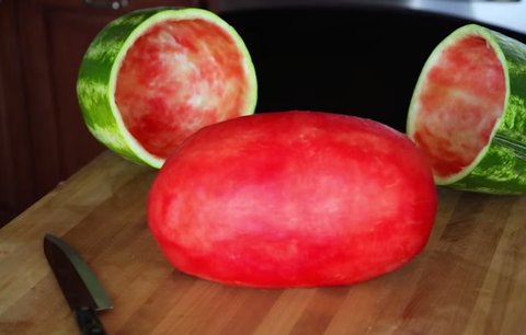 Jak »vykostit« meloun? Tenhle trik z vás na party udělá hvězdu