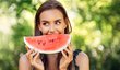 Z každé strany na nás číhají nejrůznější diety, které mají za následek rychlý úbytek váhy, ale zároveň i jojo efekt. Co je to melounová dieta a kdy ji držet? To vše a ještě mnohem víc se dozvíte.