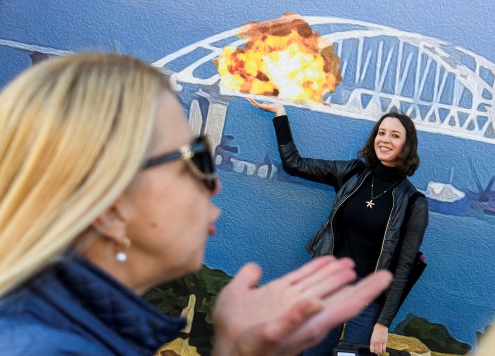Kyjev: Focení při příležitosti výbuchu na Kerčském mostě (8. 10. 2022).