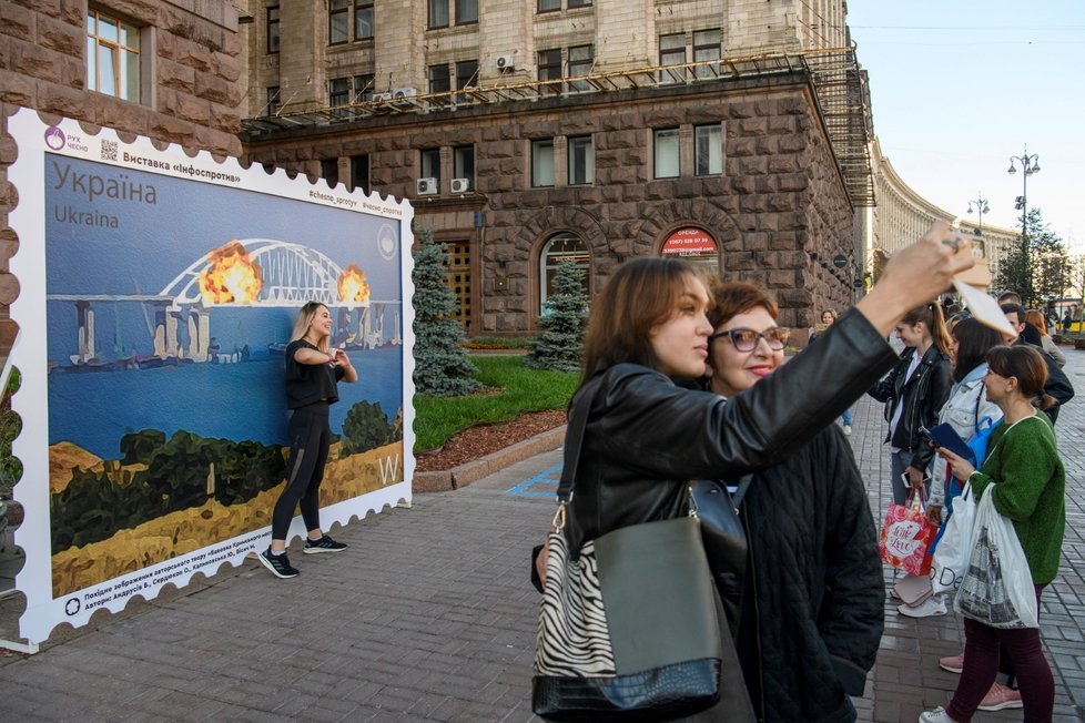 Kyjev: Focení při příležitosti výbuchu na Kerčském mostě (8. 10. 2022)