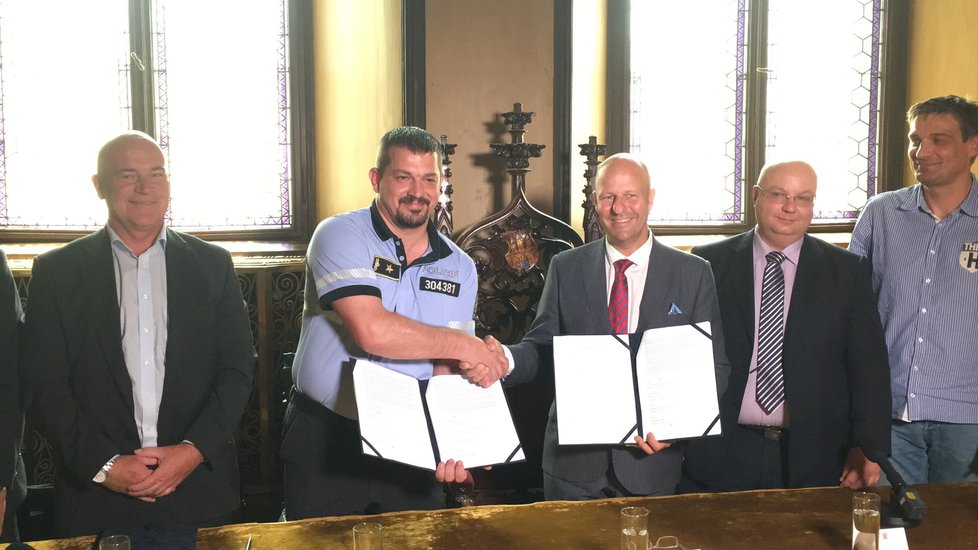 Praha podepsala memorandum s policií a stanicemi technické kontroly, budou řešit auta, která znečišťují metropoli.