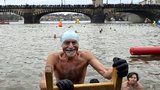 Plavci se tradičně smočili v ledové Vltavě. Mezi nejmladšími a nejstaršími otužilci byl rozdíl 63 let