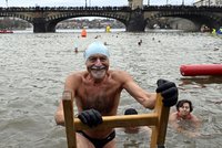Plavci se tradičně smočili v ledové Vltavě. Mezi nejmladšími a nejstaršími otužilci byl rozdíl 63 let
