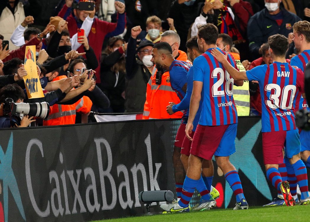 Fotbalisté Barcelony slaví trefu Memphise Depay v derby s Espaňolem