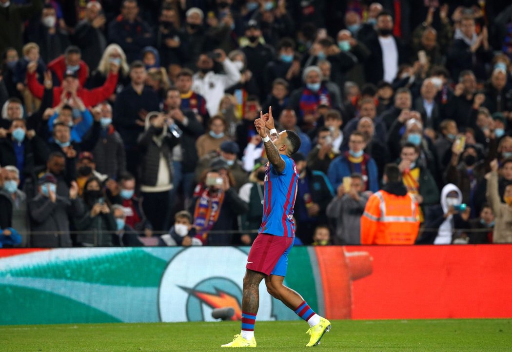 Memphis Depay se raduje ze svého gólu do sítě Espaňolu