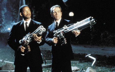 1997 Muži v černém Will Smith (48, vlevo) a Tommy Lee Jones (70) vědí o ochraně Země před šmejdem z vesmíru své.