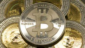 K růstu bitcoinu přispívají i národní banky svými inflačními politikami. Bitcoin, kterého bude vytěženo jen určité množství, se naopak zhodnocuje.