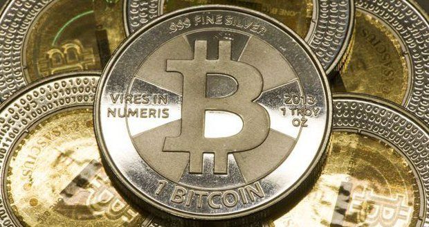 Bitcoin se ve čtvrtek rozdělil na dvě měny