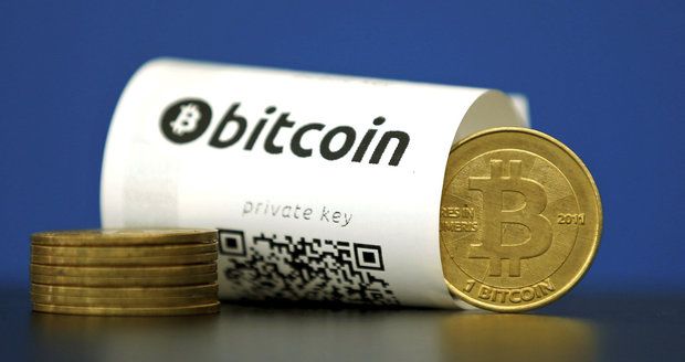 Bitcoin dál propadá: Ztratil už polovinu hodnoty, investoři panikaří