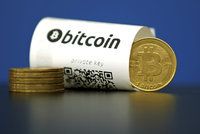 Bitcoin dál propadá: Ztratil už polovinu hodnoty, investoři panikaří