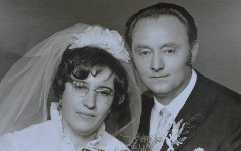 Ervín Procházka zamlada na svatební fotografii s nedávno zesnulou manželkou Vladimírou.