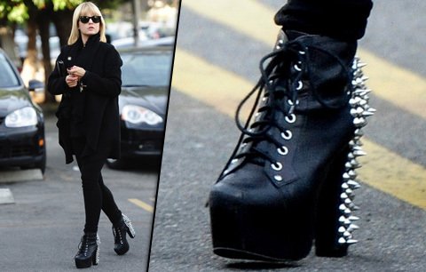 Něžná kráska Mena Suvari: Černý kabát a okované boty