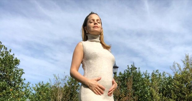 Herečka Mena Suvari se pochlubila svým těhotenstvím