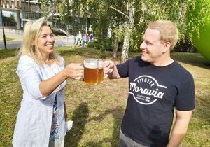 Křtu univerzitního piva se ujali rektorka Mendelu Dana Nerudová a absolvent univerzity, sládek Jan Grmela.
